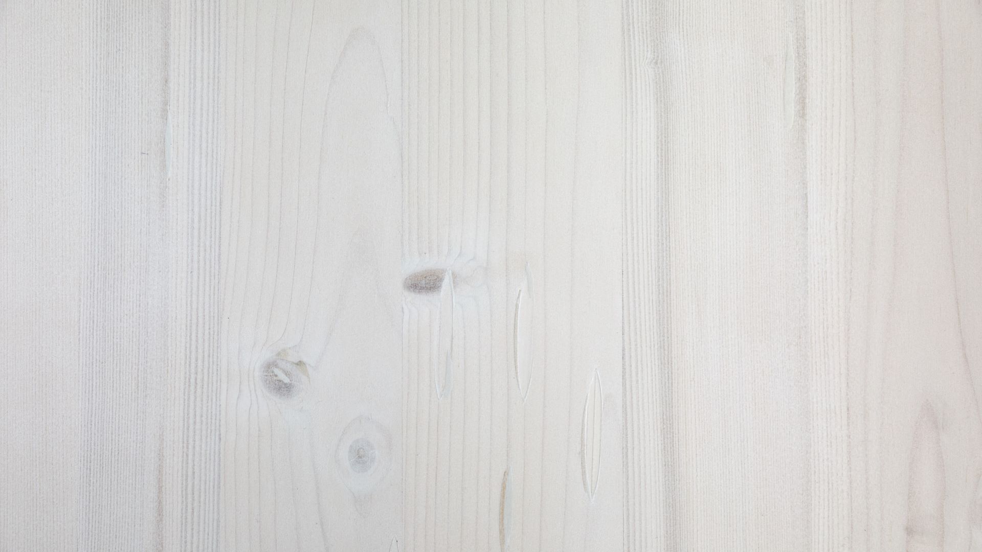 Die Holzplatte der Designgarnitur Riva: weiß gebeizt